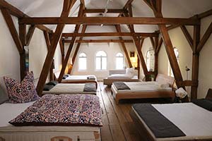 BeLaMa Bett aus massivem Holz in Berlin kaufen - Foto Ausstellung für Betten