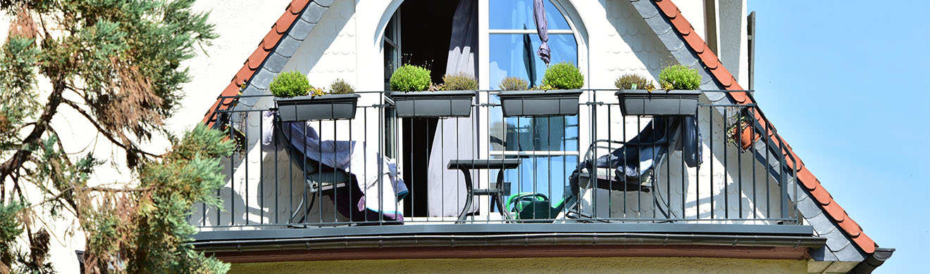 Balkon mit Metallgeländer als Absturzsicherung an einem Wohngebäude in Berlin