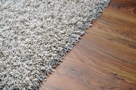 Teppich liegt auf Holzboden