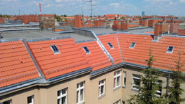 Blick auf professionell sanierte Dächer in Berlin