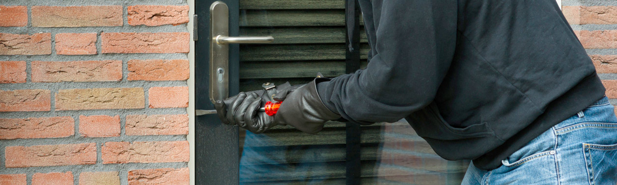 Einbrecher stemmt Terrassentür mit Schraubenzieher auf