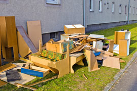 Alte, unbrauchbare Möbel vor Siedlungshäusern in Berlin nach der Entrümpelung fertig zur Abholung