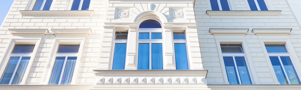 Fassade mit neuen energeisparenden und nostalgischen  Holzfenstern