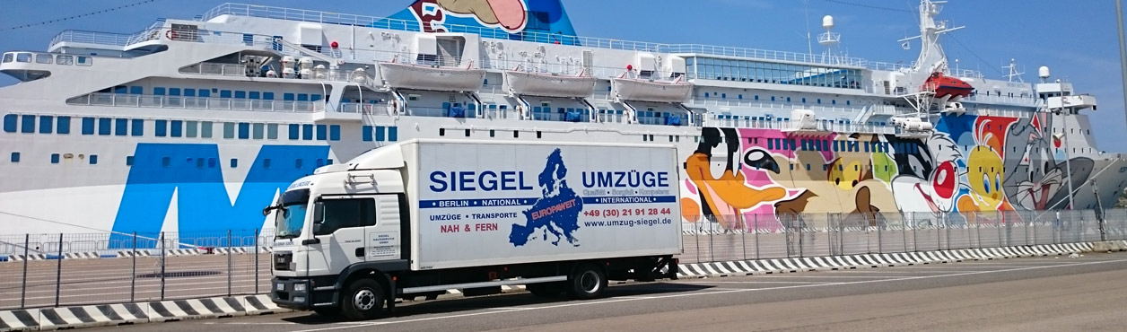 Fernumzug Berlin mit LKW wartet auf Fähre in Griechenland