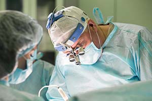 Chirurg und seine Assistentin während kosmetischer Chirurgie im Krankenhaus.