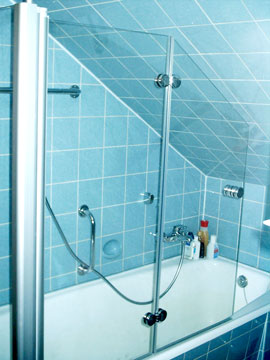 Ein Aufsatz aus Glas macht aus einer Badewann in Berliner Badezimmer eine Dusche