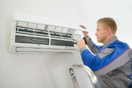 Fachbetrieb bringt Klimaanlage im Wohnzimmer an