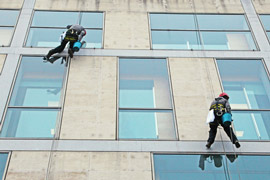 Fensterreinigung an einer Berliner Hausfassade durch professionelle Gebäudereiniger