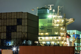 Container für Überseeumzug werden im Containerhafen verladen
