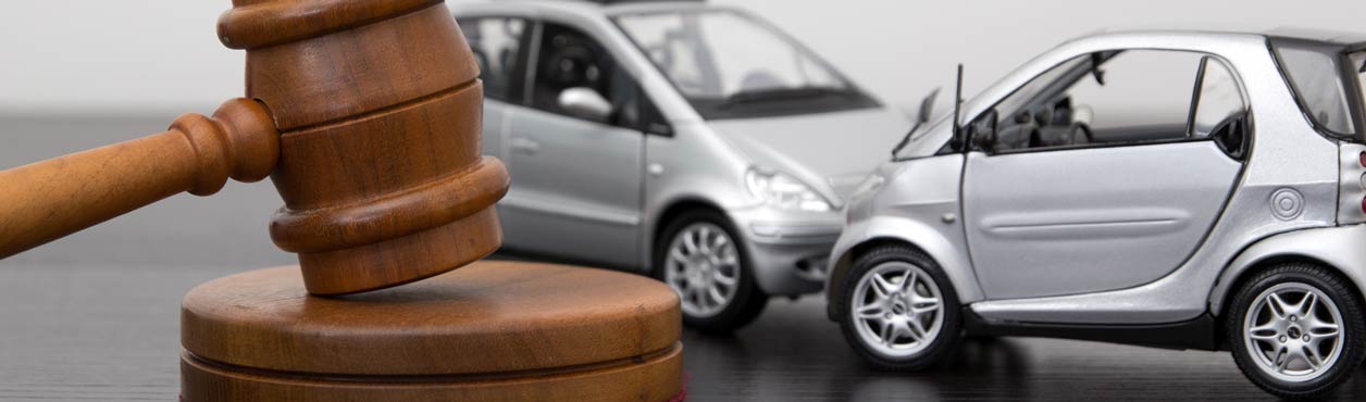Vor Gericht in Berlin werden Verkehrsunfälle mit Modellautos nachgestellt in Verfahren zum Verkehrsunfallrecht