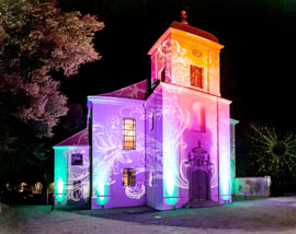 festlich beleuchtet, die Schlosskirche Altlandbsberg als Ort für Veranstaltungen